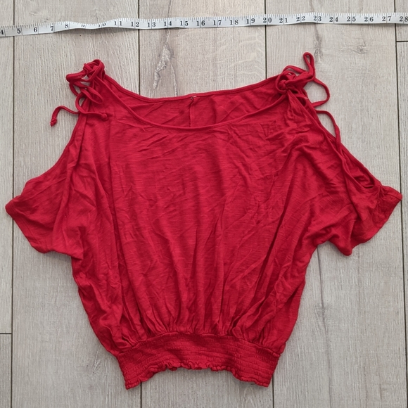 Red cold shoulder crop top Size Medium - Picture 6 of 7